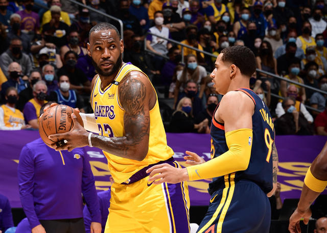 NBA湖人加时争议三分绝杀勇士终结五连胜登顶西部引热议